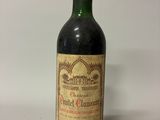 une vieille bouteille de vin posée sur une table