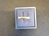 une bague qui se trouve dans une boîte sur une table