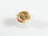 une image d'une bague en or avec un diamant au centre