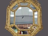 un miroir accroché au mur de la pièce