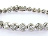 gros plan d'un bracelet en diamant sur fond blanc