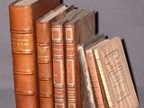 plusieurs vieux livres sont empilés sur une table