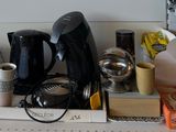 une cafetière et d'autres ustensiles de cuisine posés sur le plan de travail de la cuisine