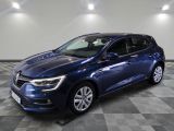 une voiture bleue garée dans un garage au sol en damier
