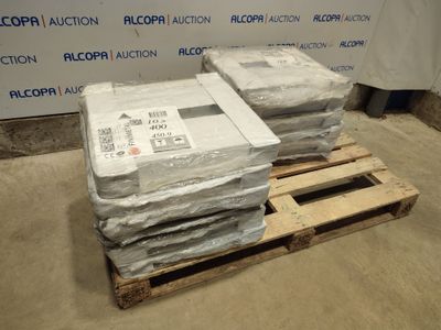 une pile de journaux posée sur une palette devant un mur