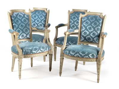 Suite de quatre fauteuils en bois peint gris