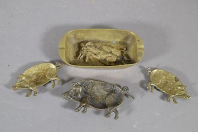 trois petites figurines d'animaux en laiton et un bol de nourriture