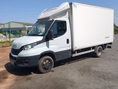 un camion blanc garé sur le parking
