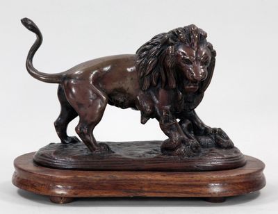 une image représentant une statue de lion posée sur un socle en bois