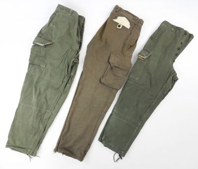 Ensemble de trois pantalons kaki et trois sous-pull, années …