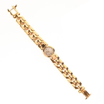 l'image d'une montre-bracelet en or entourée d'une chaîne