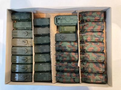 une boîte remplie d'objets militaires posée sur une table