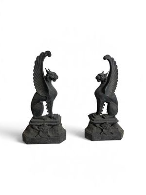 deux sculptures noires représentant un oiseau et un dragon sur un fond blanc