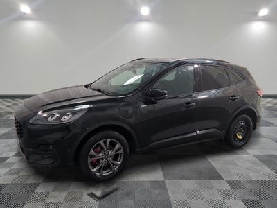 un 4x4 noir garé sur un sol en damier dans un garage