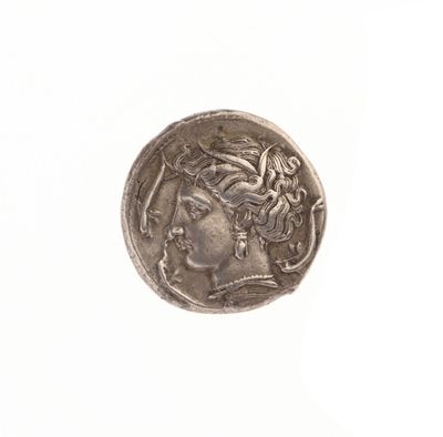 gros plan d'une pièce de monnaie sur laquelle figure une tête de femme