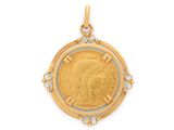 un pendentif en forme de pièce d'or, avec le visage d'une femme au centre