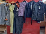 beaucoup de vêtements suspendus à une étagère dans un magasin