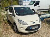 une petite voiture blanche garée à côté d'une camionnette blanche