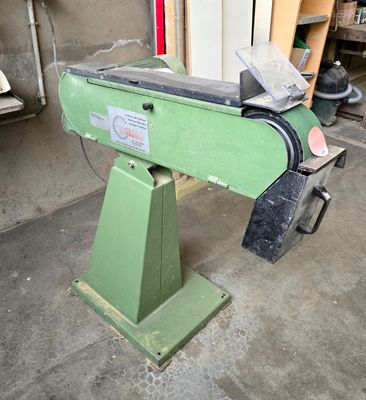 une machine posée sur une table dans un garage