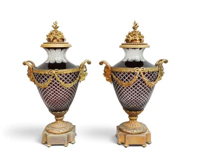 paire de vases anciens sur socle, ornés de motifs dorés sur le dessus