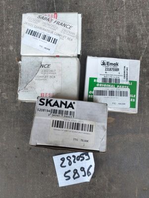 trois cartons contenant des skateboards assortis, posés sur une surface en béton