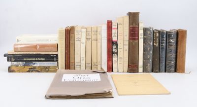 plusieurs livres sont empilés sur une table