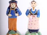 une paire de figurines en céramique représentant une femme et un homme en costume traditionnel