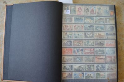 un livre ouvert sur une page où figurent des timbres