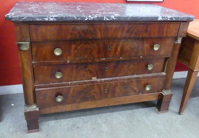 une commode en marbre dans une pièce
