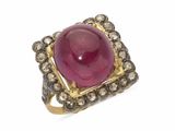 un gros plan d'une bague ornée d'une pierre rose entourée de diamants