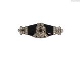 une image représentant une broche en noir et blanc sertie de diamants