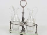 deux vases en verre posés sur un support en métal muni d'une poignée