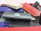 une boîte rouge remplie de divers gadgets électroniques