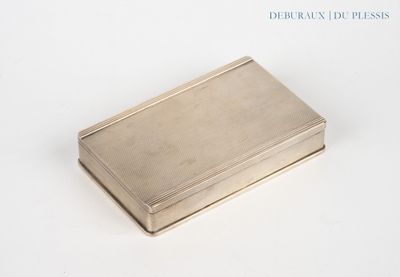 étui à cartes de visite plaqué argent sur une surface blanche avec un fond blanc