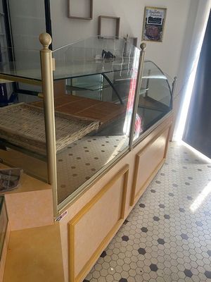un comptoir avec une vitrine au milieu de la pièce