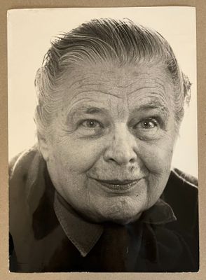 photographie en noir et blanc d'un vieil homme au sourire radieux