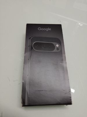 emballage d'un téléphone Google posé sur une table avec un fond blanc