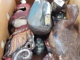 une boîte en carton remplie d'objets hétéroclites sur le sol