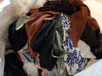 Palette de 200 pièces de vêtements d'occasion : (divers état… (photo 2)