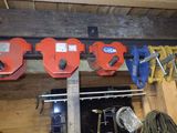 quatre pinces suspendues au plafond d'un atelier