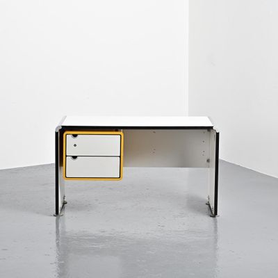une image représentant un bureau avec deux tiroirs dans une pièce