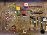 une table en bois sur laquelle sont posés de nombreux bijoux