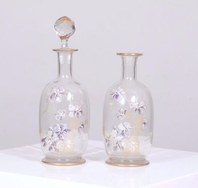 Paire de carafes en cristal émaillé et doré à décor de viole…