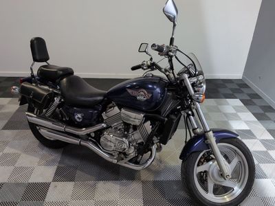 une moto garée sur un sol en damier