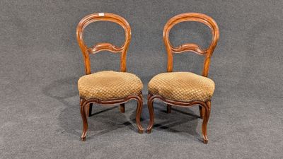 paire de chaises anciennes avec des assises rembourrées