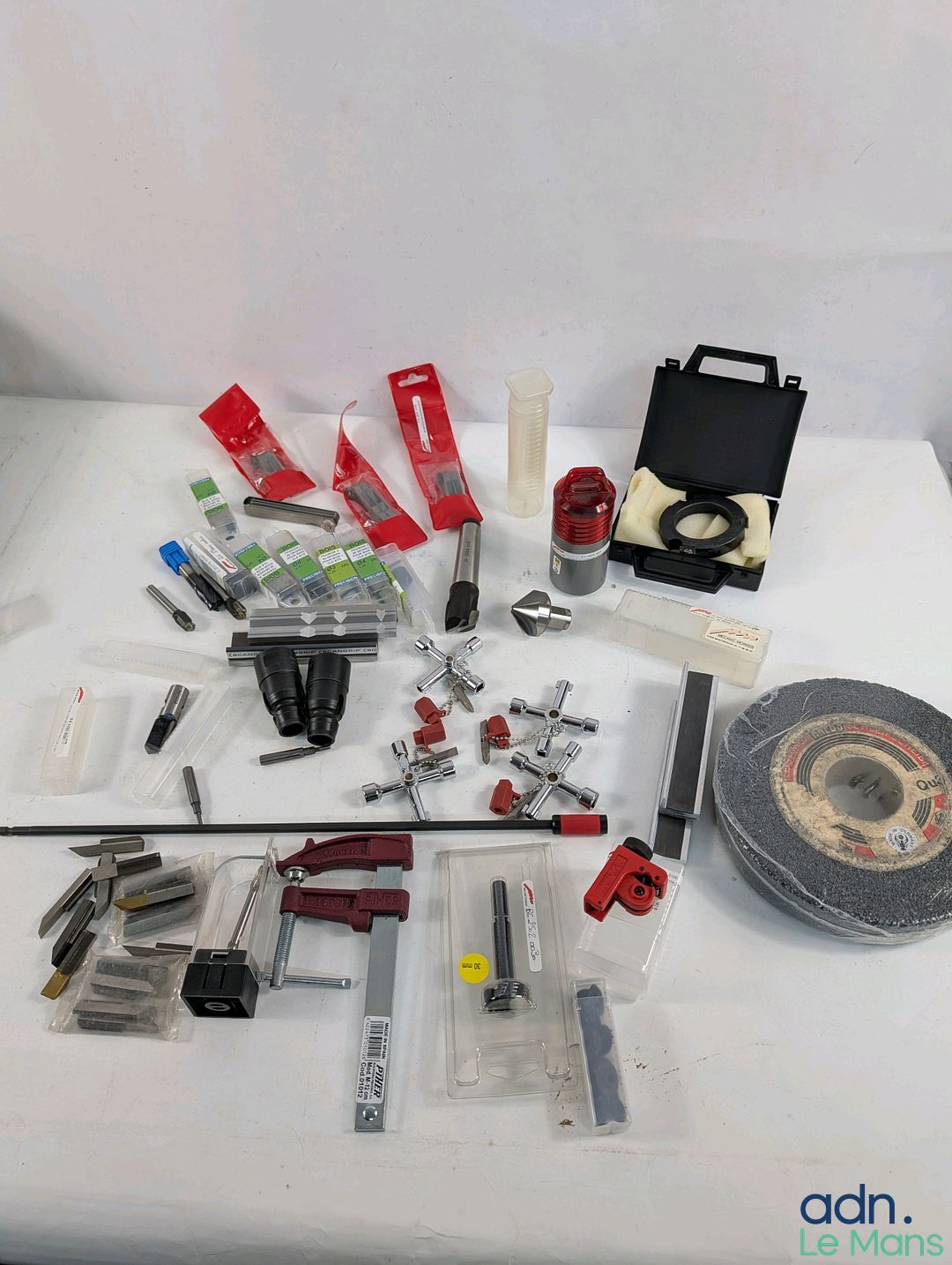 Important lot de divers outils.