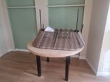 une table en bois sur laquelle est posé un panier