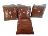 trois coussins marron et deux coussins marron sur fond blanc