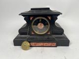 une petite horloge posée sur une table