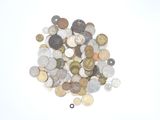 une pile de pièces de monnaie sur une surface blanche